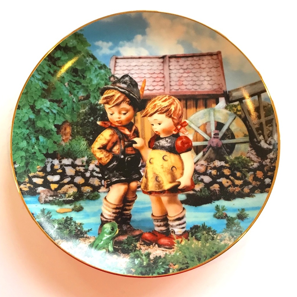 M.J. HUMMEL Plate Decor Hello Down There Danbury Mint  8” Round